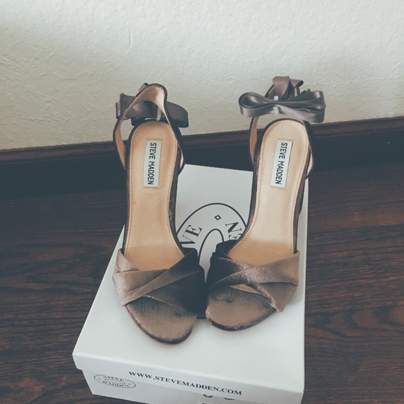 Steve Madden Clary-V heels - Picture 2 of 2